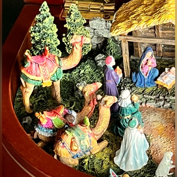 The Nativity Music Box - Danbury Mint Production - Picture 4 of 10